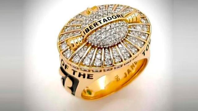 彩经网官网首页-131颗钻石 30克黄金 解放者杯首次奖最佳球员戒指